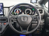 【Honda SENSING】 カメラ等装置で精度の高い検知能力を発揮、安全運転を支援します。ステアリング上のコントローラーに注目!