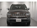 Jeep伝統の7スロットグリルが存在感ありますね。