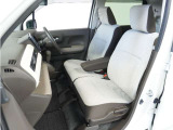 運転席と助手席は足元が繋がっているので自由に行き来しやすいので駐車場が狭いときでも助手席側からスムーズに乗り降りできて便利!