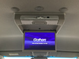 天井にリア席モニターが付いています。ナビゲーションで再生しているDVD等の映像を、後部座席の方にご覧いただくことができます。お子様にも大人気です。