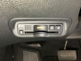 ハンドルの左下にETCがついています。高速道路の料金所の通過も楽々です!。 カードの取り出しもしやすい場所についています。