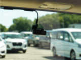 ◆前後ドライブレコーダー付き◆映像・音声などを記録する自動車用の装置です。もしもの事故の際の記録はもちろん、旅行の際の思い出としてドライブの映像を楽しむことができます。