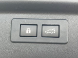 【パワーバックドア】スマートキーや運転席のボタンを押すだけでリアゲートが自動で開閉します!荷物を持っている時や、高い位置にあるバックドアを閉める際に便利な機能です♪