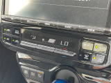 【 オートエアコン 】車内温度を感知して自動で温度調整をしてくれるのでいつでも快適な車内空間を創り上げます。
