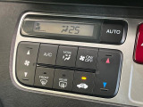 【オートエアコン】一度お好みの温度に設定すれば、車内の温度を検知し風量や温度を自動で調整。暑い…寒い…と何度もスイッチ操作をする必要はありません。快適な車内空間には必須の機能ですね♪