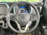 インテリアに合わせたデザインのステアリングは、運転される方のことも考え、運転しやすい形状、大きさです。是非一度、実際に触ってお確かめください。