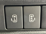 【両側パワースライドドア】スマートキーや運転席のスイッチで後席両側スライドドアの開閉が可能♪電動だから力を入れてドアを開ける必要が無く、小さなお子様でも簡単に開け閉めでき快適です♪