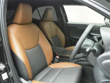 厚みのあるユッタリとしたシート、運転席も助手席もリラックスして座れます。