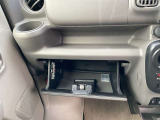 グローブボックス。車検証ブックや小物などが収納できるスペースがあります。