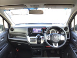 【前方視界】開放的な前方視界!運転がしやすく疲れにくいです♪窓が大きく、見通しがとっても良いおクルマですよ♪