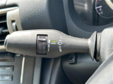【オートワイパー(AUTO)】雨が降り出した時に、雨滴検出用センサー(レインセンサー)が雨滴を感知すると、自動でワイパーが動作します。