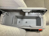 アームレストの中にも収納スペース!運転席周りをすっきり保てます!