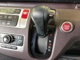 CVT車のセレクトレバーです。低速から高速まで、変速ショックのないスムーズな走りを実現するとともに、エンジン効率のよい領域を維持することで燃費にも貢献します。