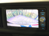 【バックカメラ】駐車時に後方がリアルタイム映像で確認できます。大型商業施設や立体駐車場での駐車時や、夜間のバック時に大活躍!運転スキルに関わらず、今や必須となった装備のひとつです!