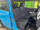 運転席まわりには十分なスペースがあり、大柄な方でもゆったり運転していただける環境です。