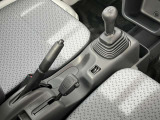 直感的に操作しやすいシフトレバーです。マニュアル5速です。