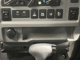 【インパネロワートレイ】運転席からすぐに手が届く位置に、スマホなどが置けるトレイつき!必要なときにすばやく使えて、車内での充電時にも便利です♪