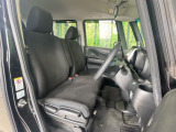 運転席まわりには十分なスペースがあり、大柄な方でもゆったり運転していただける環境です。