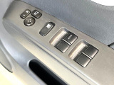 【電動格納ミラー】サイドミラーは電動格納式となっており、狭い駐車場でもキズがつくリスクを抑えられます。