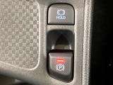 【電動パーキングブレーキ】パーキングブレーキは便利な電動式!ボタン一つで操作でき、アクセルを踏めば自動で解除されます♪レバーやペダルが無いので運転席廻りもすっきりしますね♪