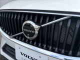 北欧神話に登場する神と人間の守護神トールが持っていたハンマーをイメージしたT字型のヘッドライトは現在のボルボを象徴すするデザインです。デイライト点灯中の昼間でも他の車とは一味違う優越感!
