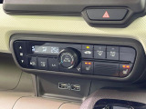 【オートエアコン】一度お好みの温度に設定すれば、車内の温度を検知し風量や温度を自動で調整。暑い…寒い…と何度もスイッチ操作をする必要はありません。快適な車内空間には必須の機能ですね♪