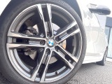 ●純正18インチアルミホイール:輸入車ならではの卓越した走りを支えるホイールと足回りです!日本車の走りに慣れている方にもぜひ体感して頂きたいほど、高いレベルでまとまっています!