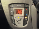 【オートエアコン】一度お好みの温度に設定すれば、車内の温度を検知し風量や温度を自動で調整。暑い…寒い…と何度もスイッチ操作をする必要はありません。快適な車内空間には必須の機能ですね♪