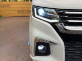 【LEDヘッドライト】悪天候や夜間走行時も良好な視界を確保し安心して運転できる高輝度LEDヘッドライトを装備!点灯速度が早く、消費電力も抑えられています。