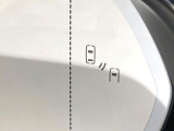 【ブラインドスポットモニター】走行中、ドアミラーの死角になりやすい箇所に後続車が接近するとサイドミラーのレンズに警告を表示!ドライバーに注意喚起をしてくれます。