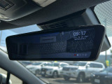 【デジタルルームミラー】車両後方カメラの映像をルームミラーに映すことが出来ます。 そのため、後席に人や荷物があって後方が見えづらい場合でもしっかり視界を確保することが出来ます。