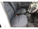 ゆったりとした運転席、助手席です。、いろんな人のドライブポジションに合います。