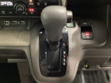 CVT車のセレクトレバーです。低速から高速まで、変速ショックのないスムーズな走りと、エンジン効率のよい領域を維持して燃費にも貢献します。サイドブレーキはスイッチ操作の電子制御パーキングブレーキです。