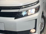 【LEDヘッドライト】悪天候や夜間走行時も良好な視界を確保し安心して運転できる高輝度LEDヘッドライトを装備!点灯速度が早く、消費電力も抑えられています。