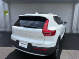 後方左右の視界が遮られて見通しが悪い駐車スペースから後進して出る際、リアバンパー左右に内蔵されたミリ波レーダーが、接近する車両や歩行者を検知します