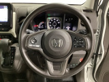 ハンドルにHondaセンシング系のクルーズコントロールやレーンキープアシストなどのスイッチと、オーディオの操作スイッチが装備されています。ハンドルから手を離さず安全に操作できます。