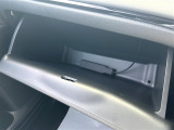 グローブボックスの画像です。店舗にて現車の確認もいただけますので、お電話で在庫のご確認の上是非ご来店くださいませ!!!ワクワクするクルマ選びをご提案します!