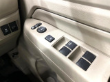 【電動格納ミラー】サイドミラーは電動格納式となっており、狭い駐車場でもキズがつくリスクを抑えられます。