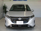 日産らしさを引き立てる大きなVモーショングリル。バンパーはエアロ形状で左右のダクトは空力を考え設計されています。