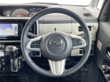 インテリアに合わせたデザインのステアリングは、運転される方のことも考え、運転しやすい形状、大きさです。是非一度、実際に触ってお確かめください。