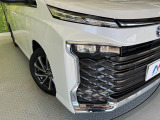 【3眼LEDヘッドライト】悪天候や夜間走行時も良好な視界を確保し安心して運転できる高輝度LEDヘッドライトを装備!点灯速度が早く、消費電力も抑えられています。