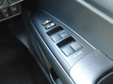 窓の開閉は電動(パワーウィンド)になりますので、便利ですよね。