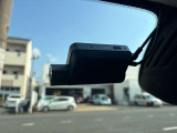 前方/後方において昼夜間の映像を鮮明に録画します。ナンバープレートや後方までしっかり映すことができるので、万が一の事故の際はもちろん、あおり運転や危険運転を見逃しません