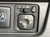 【電動格納ミラー】サイドミラーは電動格納式となっており、狭い駐車場でもキズがつくリスクを抑えられます。