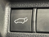 【パワーバックドア】スマートキーや運転席のボタンを押すだけでリアゲートが自動で開閉します!荷物を持っている時や、高い位置にあるバックドアを閉める際に便利な機能です♪