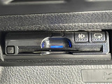 【ETC】有料道路を利用する際に料金所で停止することなく通過できる、ETC車載器(ノンストップ自動料金収受システム機器)が装備されています。セットアップを行うことで利用可能になります。