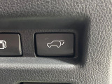 【パワーバックドア】スマートキーや運転席のボタンを押すだけでリアゲートが自動で開閉します!荷物を持っている時や、高い位置にあるバックドアを閉める際に便利な機能です♪