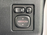 【電動格納ミラー】サイドミラーは電動格納式となっており、狭い駐車場でもキズがつくリスクを抑えられます。