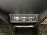 セレクトレバーの下に、スマートフォンなどの充電可能なUSB端子が2個、音源などの外部入力の可能なUSB端子が1個ついています。移動中に充電もできるので便利です。