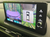 【マルチビューカメラシステム】専用のカメラにより、上から見下ろしたような視点で360度クルマの周囲を確認することができます☆死角部分も確認しやすく、狭い場所での切り返しや駐車もスムーズに行えます。